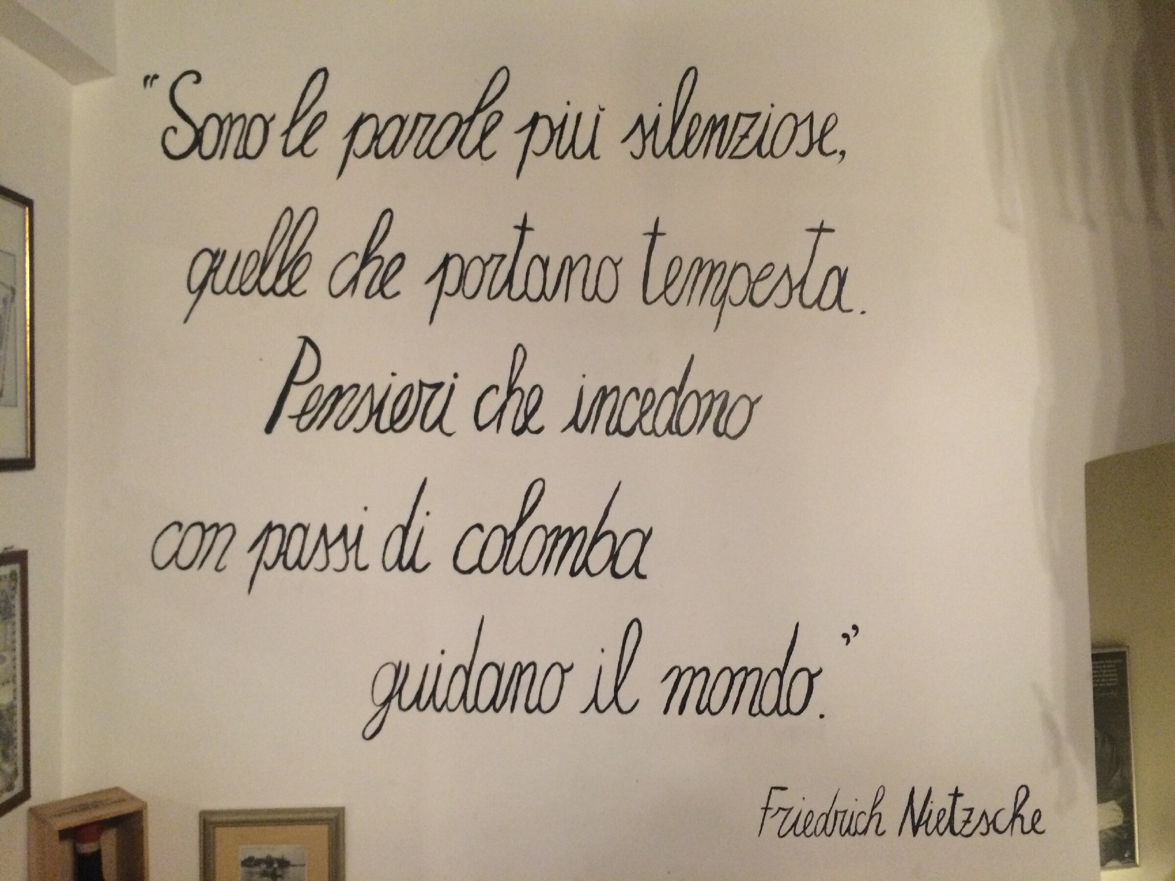 «Sono le parole più silenziose, quelle che portano la tempesta. Pensieri che incedono con passi di colomba guidano il mondo». Friedrich Nietzsche