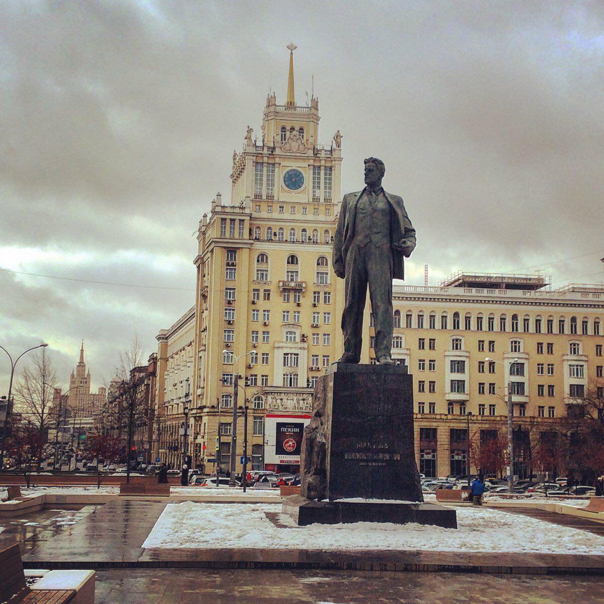 Памятник Владимиру Маяковскому на Триумфальной площади